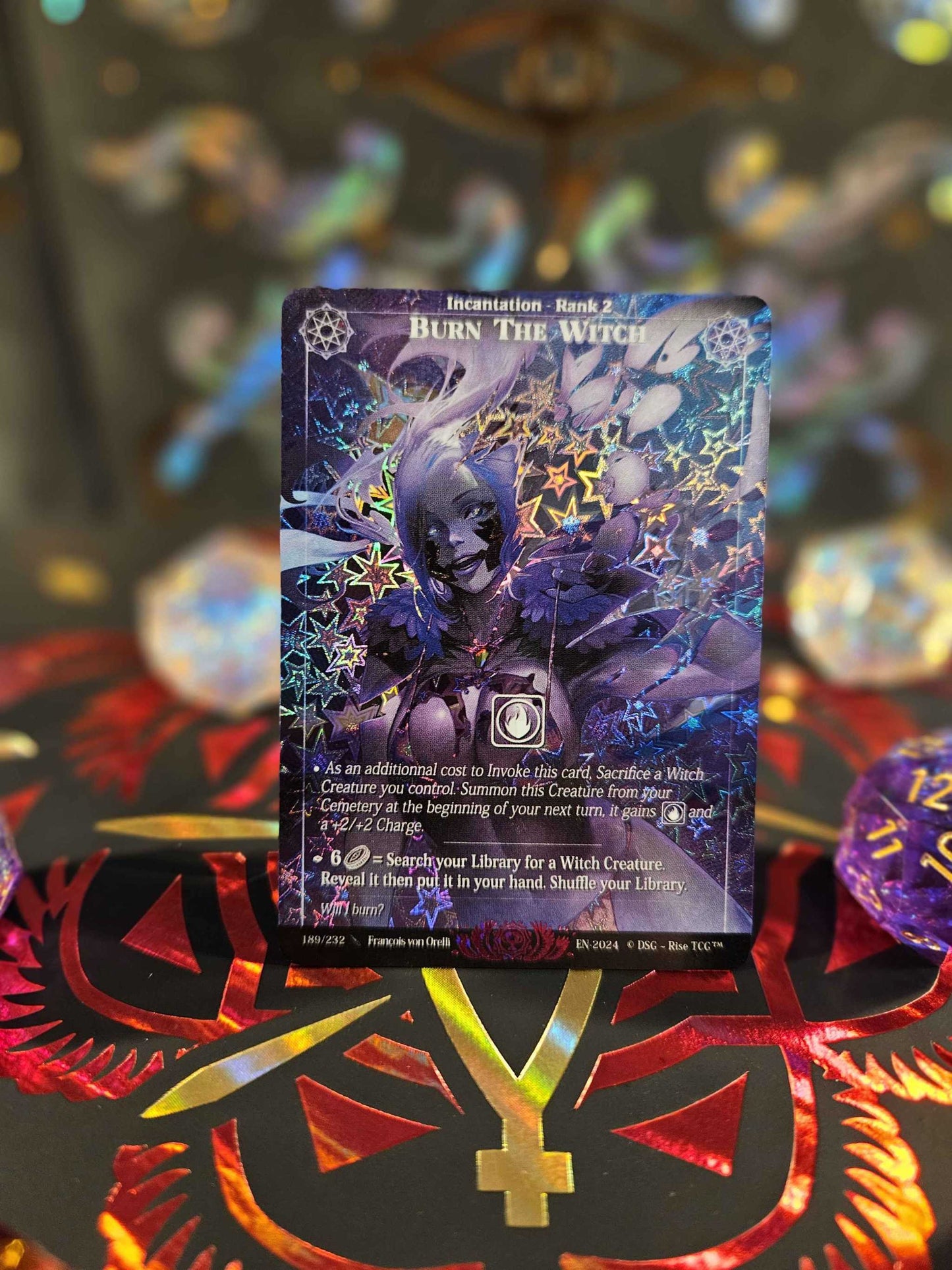 Carte de jeu Rise TCG Display Prestige 2025 avec illustration holographique et dés colorés sur tapis thématique