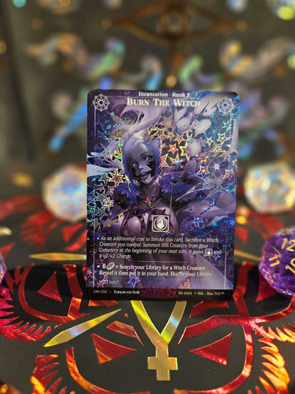 Carte de jeu Rise TCG Display Prestige 2025 avec illustration holographique et dés colorés sur tapis thématique
